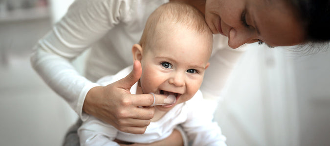 Baby Zähne putzen: Die richtige Zahnpflege ab dem ersten Zahn